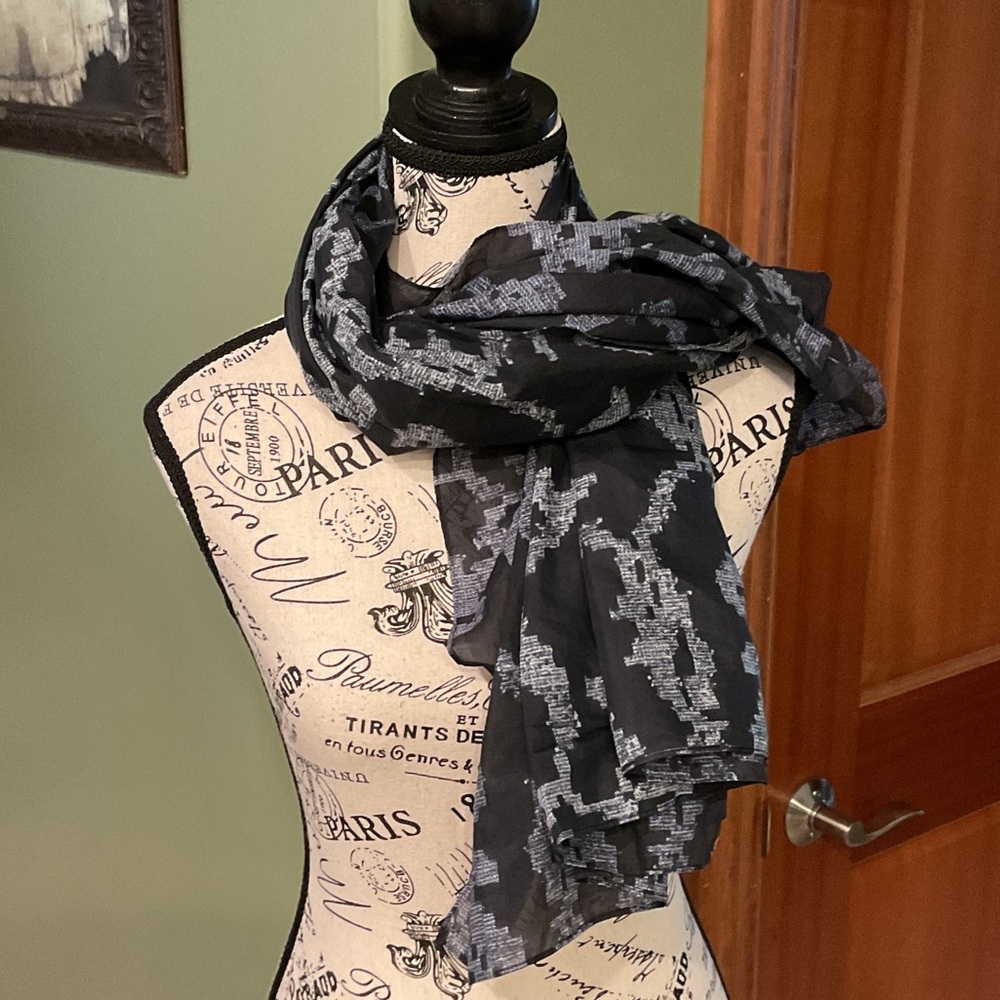 Chic Black And Gray Patterned Scarf - image 2